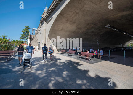 Alfred Street, nel Milsons Point di Sydney, fu costruito nel 1927-28 come parte dell'approccio settentrionale al Sydney Harbour Bridge, NSW. Foto Stock