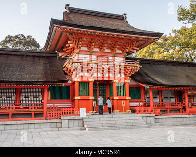 Fedeli in preghiera di fronte al Haiden, principale santuario, Jogu, Usa Jingu, Oita, Kyushu, Giappone Foto Stock