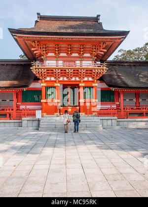 Fedeli in preghiera di fronte al Haiden, Usa Jingu, Oita, Kyushu, Giappone Foto Stock