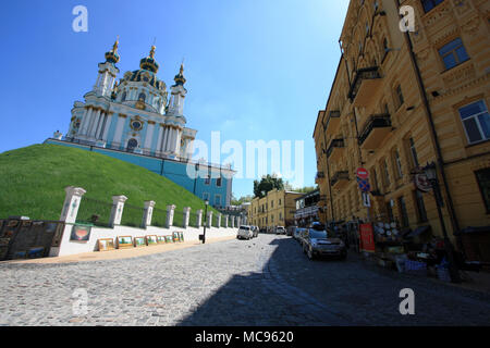 Sant'Andrea Chiesa situata sulla collina Andriyivska affacciato sulla storica Podil intorno a Kiev, Ucraina Foto Stock