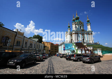 Sant'Andrea Chiesa situata sulla collina Andriyivska affacciato sulla storica Podil quartiere Kiyv, Ucraina Foto Stock