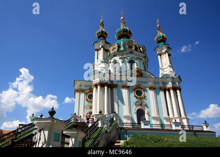 Sant'Andrea Chiesa situata sulla collina Andriyivska affacciato sulla storica Podil intorno a Kiev, Ucraina Foto Stock