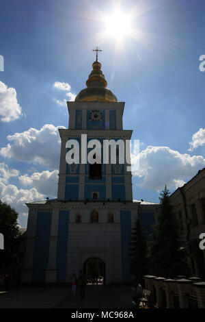 Vista retroilluminato del campanile della Parrocchia di San Michele Golden-Domed Monastero a Kiev, Ucraina Foto Stock