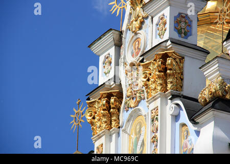 Ornato esterno del San Michele Cattedrale Golden-Domed sui terreni della parrocchia di San Michele Golden-Domed Monastero a Kiev, Ucraina Foto Stock