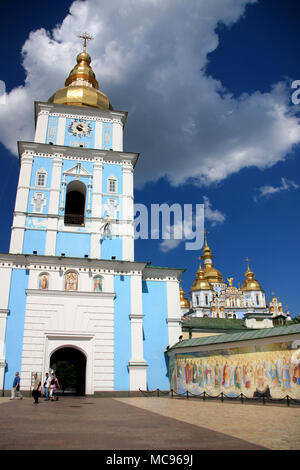 Il campanile alto serve come entrata principale alla parrocchia di San Michele Golden-Domed monastero - Kiev, Ucraina Foto Stock