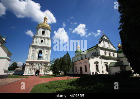 Refettorio chiesa e il campanile principale sui motivi della Santa cattedrale di Sofia a Kiev, Ucraina Foto Stock