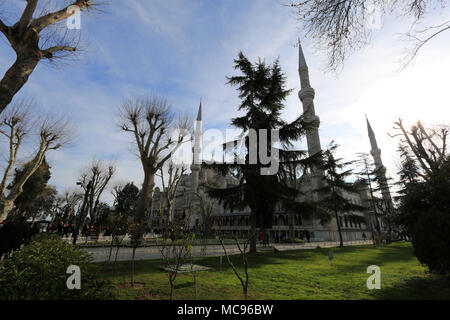 Vista esterna del Sultano Ahmed moschea di Istanbul, Turchia, popolarmente conosciuta come la Moschea Blu Foto Stock