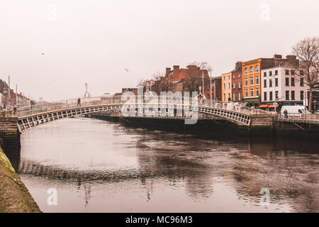 Aprile 12th, 2018, Dublino Irlanda - Ha'penny Bridge, ufficialmente il Liffey Bridge, è un ponte pedonale costruito nel maggio 1816 sul fiume Liffey Foto Stock