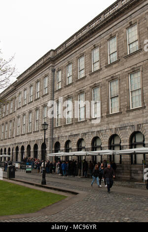 Aprile 12th, 2018, Dublino, Irlanda - coda per il Libro di Kells al Trinity College, ampiamente considerata la più prestigiosa università in Irlanda Foto Stock