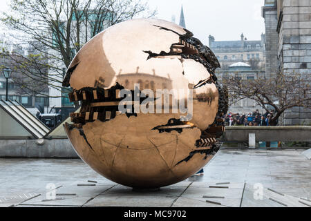 Aprile 12th, 2018, Dublino, Irlanda - Sfera con sfera scultura al di fuori di Berkeley biblioteca presso il Trinity College, ampiamente considerato il più prestigiou Foto Stock