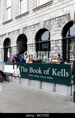 Aprile 12th, 2018, Dublino, Irlanda - coda per il Libro di Kells al Trinity College, ampiamente considerata la più prestigiosa università in Irlanda Foto Stock