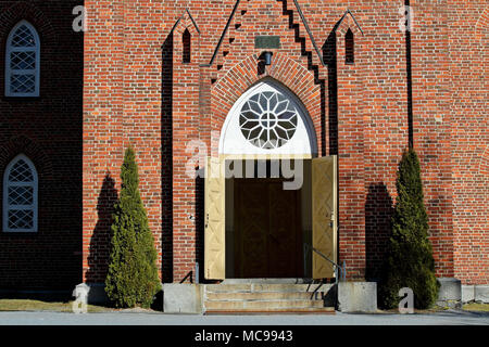 Le porte della chiesa sono aperte nella luce del mattino Foto Stock