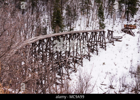 Neve sul treno abbandonate le tracce dalla Alamagordo-Sacramento ferrovia di montagna, lungo l'Autostrada 82 tra Alamogorda e Cloudcroft , New Mexico. Foto Stock