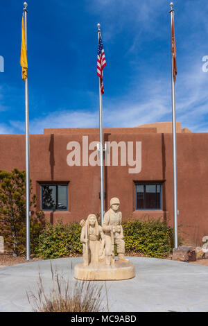 Statua di Indian Pueblo Cultural Center di Albuquerque, Nuovo Messico. Foto Stock