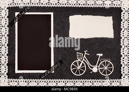 Pagina da in stile retro album fotografico con foto in bianco e telaio di bicicletta di scarto incorniciato con pizzo. Foto Stock