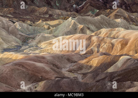 Primo piano presso le uniche e colorate formazioni rocciose del Death Valley National Park a Zabriskie Point, California, Stati Uniti. Foto Stock