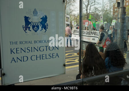 Veglia silenziosa da superstiti e i vicini del Grenfell Torre blocco alloggiamento disastro incendio a piedi passato la sua bruciato resti in Londra, Regno Unito Foto Stock