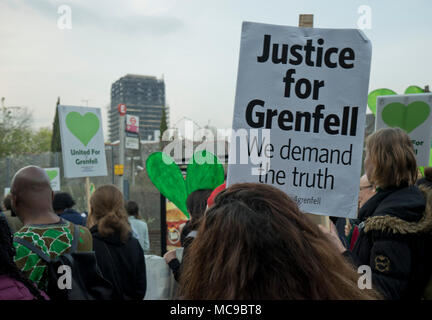 Veglia silenziosa da superstiti e i vicini del Grenfell Torre blocco alloggiamento disastro incendio a piedi passato la sua bruciato resti in Londra, Regno Unito Foto Stock