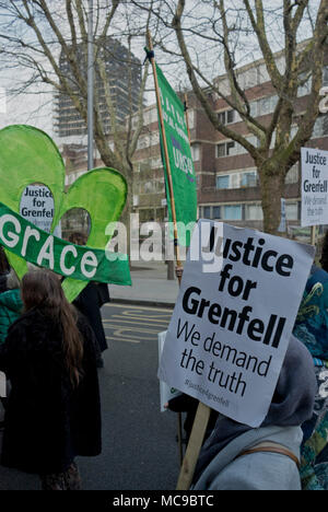 Veglia silenziosa da superstiti e i vicini del Grenfell Torre blocco alloggiamento disastro incendio a piedi passato la sua bruciato resti in Londra, Regno Unito Foto Stock