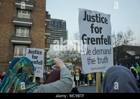 Veglia silenziosa da superstiti e i vicini del Grenfell Torre blocco alloggiamento disastro incendio a piedi passato la sua bruciato resti in Londra, Regno Unito Foto Stock