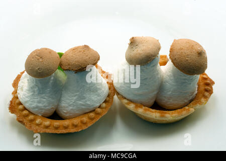 Muffin al cioccolato con occhi commestibili in titolari della carta Foto Stock