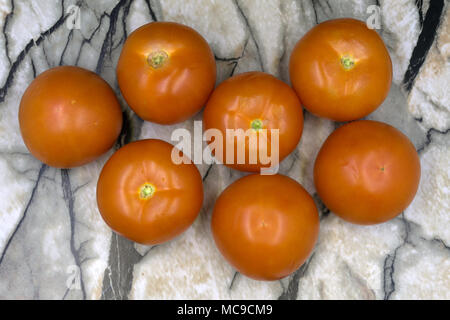 Pomodori, cucinati con erbe per la conservazione del vecchio tavolo in legno. Alimenti biologici Foto Stock