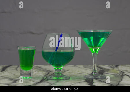 Verde sapore di frutta bevande analcoliche whit acqua di soda isolato su bianco Foto Stock