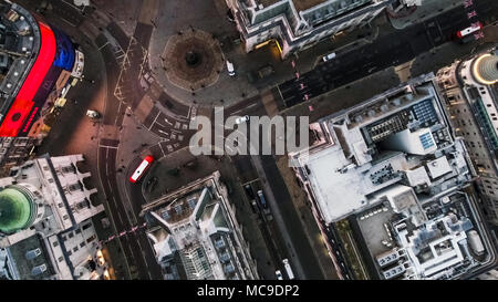 Volo d'Uccello Sorvolano Piccadilly Circus e vista aerea di Londra per le strade delle città di notte a Londra Inghilterra 4K Foto Stock