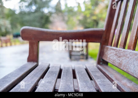 Panchine lungo il modo in Princes Street Gardens, lo spazio pubblico nel centro della città di Edimburgo. Foto Stock