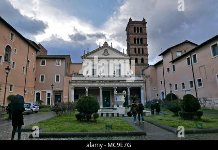 Roma, Italia - 18 Marzo 2018: la gente nel cortile di Santa Ceciilia basilica romanica e chiesa barocca si trova nel quartiere di Trastevere Foto Stock