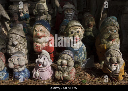 Abbandonato e sporco e le statuette di nani in Paestum, Campania, Italia. Foto Stock
