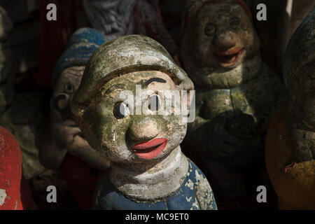 Abbandonato e sporco e le statuette di nani in Paestum, Campania, Italia. Foto Stock