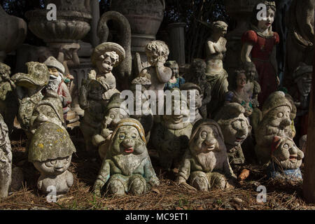 Abbandonato e sporco e le statuette di nani in Paestum, Campania, Italia. Foto Stock
