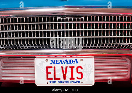 Auto anteriore con inscritta la targa 'elvis' di un blu vintage auto dell'American Dream Cars Collection, Auto & Technik Museum Sinsheim, Germania Foto Stock