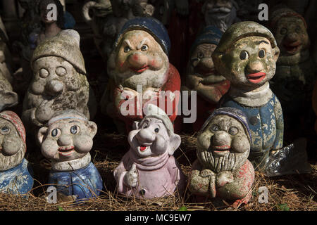 Abbandonato e sporco e le statuette di nani in Paestum, Campania, Italia. Foto Stock
