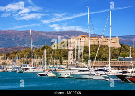 Luxury Yacht ormeggiati nel porto di Antibes - famoso resort sulla Costa Azzurra. Foto Stock