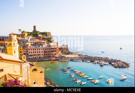 Bellissima vista di Vernazza villaggi in Cinque Terre una delle Cinque Terre famose colorata e splendidi villaggi in Italia, e la città è stata ceduta a Foto Stock