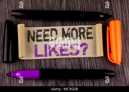 Mano concettuale che mostra la scrittura ha bisogno di più ama la questione. Business photo testo Social media creare più appassionati seguaci della comunità di cartone scritto Pape Foto Stock