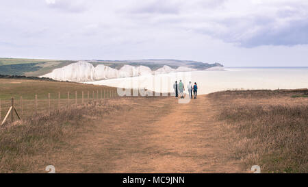 Sette sorelle, Seaford, Regno Unito - 4 Settembre 2016: un gruppo di quattro persone in la distanza a piedi lungo la famosa sette sorelle vista sentiero bella vista di Foto Stock
