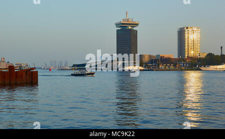 Alba vista attraverso il fiume IJ del quartiere di Overhoeks con un'dam Toren e EYE Film Institute di Amsterdam Paesi Bassi Foto Stock