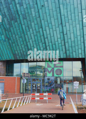 Nemo Science Museum, Oosterdokseiland (orientale isola dock), Amsterdam, Paesi Bassi. Progettato da Renzo Piano (1997) Foto Stock