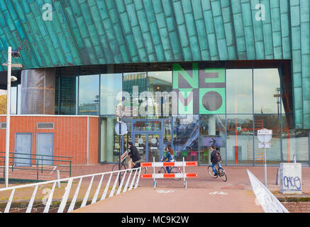 Nemo Science Museum, Oosterdokseiland (orientale isola dock), Amsterdam, Paesi Bassi. Progettato da Renzo Piano (1997) Foto Stock