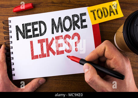 Mano concettuale che mostra la scrittura ha bisogno di più ama la questione. Business photo testo Social media creare più appassionati seguaci comunità scritto da uomo Notepad Foto Stock