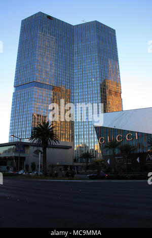 Vista esterna del Waldorf Astoria di Las Vegas, originariamente il Mandarin Oriental, con negozi di cristalli sulla destra, Las Vegas, NV, STATI UNITI D'AMERICA Foto Stock