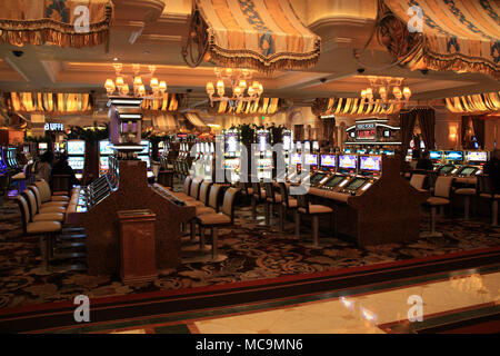 Macchine di scanalatura all'interno del Bellagio casinò di Las Vegas, NV, STATI UNITI D'AMERICA Foto Stock