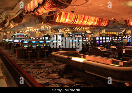 Macchine di scanalatura all'interno del Bellagio casinò di Las Vegas, NV, STATI UNITI D'AMERICA Foto Stock