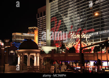 Las Vegas, NV, Stati Uniti d'America, con il Flamingo sulla destra, alcuni elementi del Caesars Palace sulla sinistra e l'Harrah's e veneziano in background Foto Stock