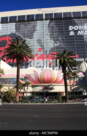 Vista esterna dell'entrata frontale del Flamingo Las Vegas Hotel e Casino è circondato da palme e da tutta la Las Vegas Boulevard, NV, STATI UNITI D'AMERICA Foto Stock