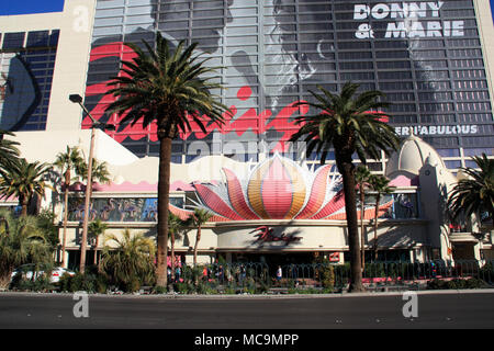 Vista esterna dell'entrata frontale del Flamingo Las Vegas Hotel e Casino è circondato da palme e da tutta la Las Vegas Boulevard, NV, STATI UNITI D'AMERICA Foto Stock