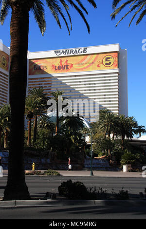 Palm e alberato Las Vegas Boulevard con il Polynesian-tema hotel Mirage Resort and Casino in background, Las Vegas, NV, STATI UNITI D'AMERICA Foto Stock